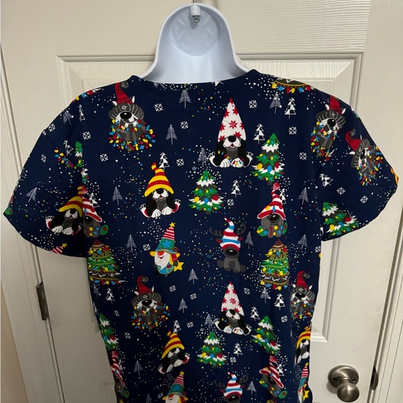 Scrubs top Gabby Brooke Gnomes Trees  Christmas Short Sleeve Medical Large NWT - Picture 2 of 5